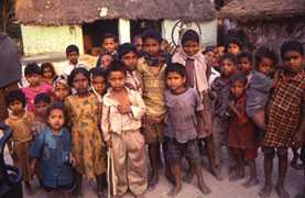 Esta imagen del año 2000 muestra a un grupo de niños indios reunidos en su pueblo que está ubicado en el estado de Uttar Pradesh.