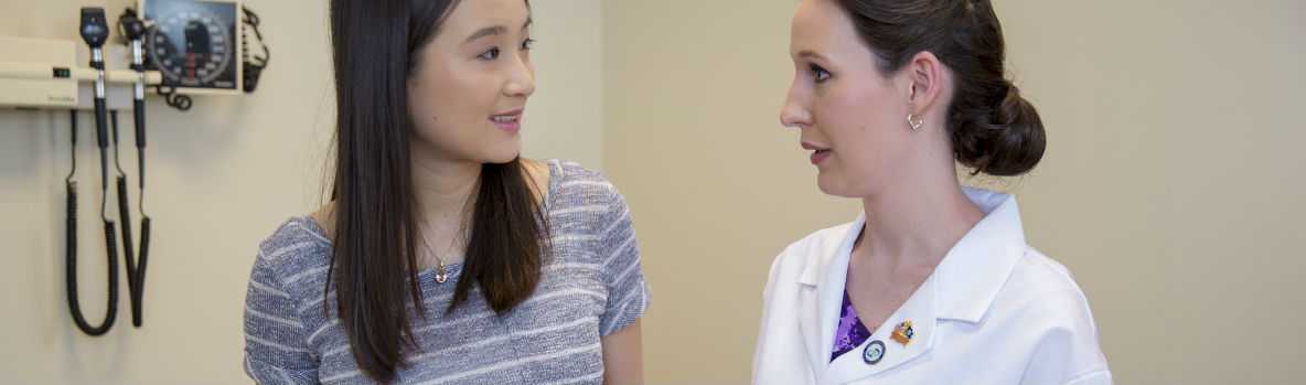 Foto de mujer embarazada hablando con su médico