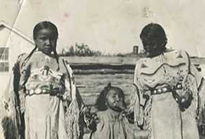 Nancy Red Cloud (left) and Zona Afraid of His Horses (far right). The child in the middle is unknown.