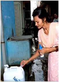 Woman in Delhi using the SWS, P. Virot, WHO
