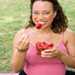 Mujer embarazada comiendo fruta