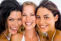 Tres mujeres sonriendo