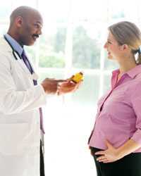 Mujer embarazada consultando con medico