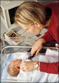 Foto: Una doctora examinando un recién nacido