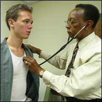 Foto: un médico con un paciente