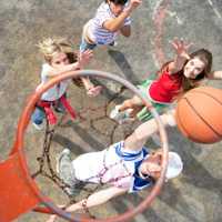 Niños jugando baloncesto