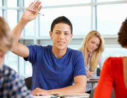 Un estudiante que está alerto está levantando su mano