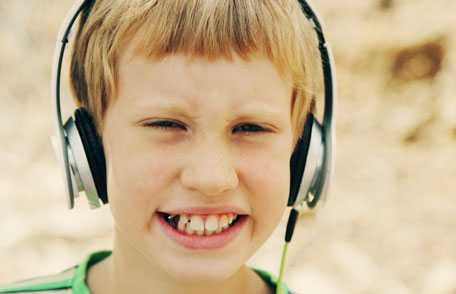 Niño con audífonos y sonriente