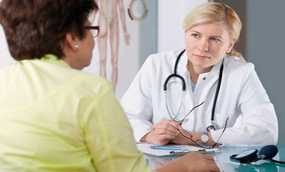 Mujer consultando con su médico.