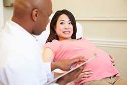 Mujer embarazada en una consulta médica. 