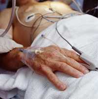 Foto de mano de hombre con sonda intravenosa