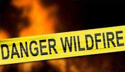 Una señal que dice peligro incendios forestales