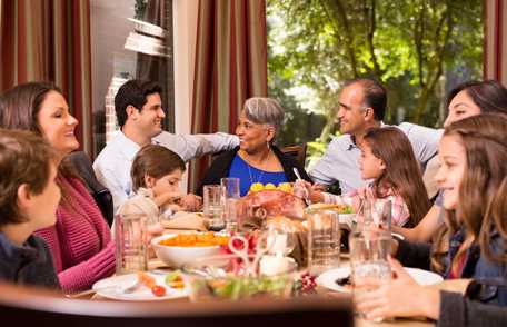 una familia que comparte una comida en la mesa de comedor