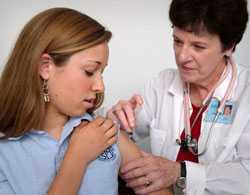 Una adolescente recibiendo una vacuna