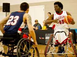 Rashad jugar al baloncesto en silla de ruedas