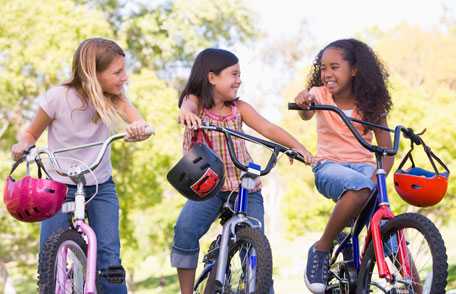 Tres niñas en sus bicicletas