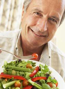 Un hombre comiendo ensalada