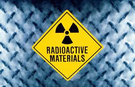 Letrero escrito en inglés que dice materiales radiactivos