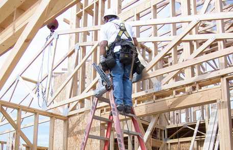Trabajador de la construcción en escalera