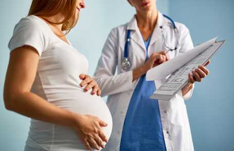 Paciente embarazada en una consulta médica.