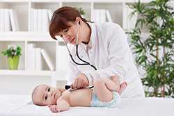 Doctora examinando a un bebé. 