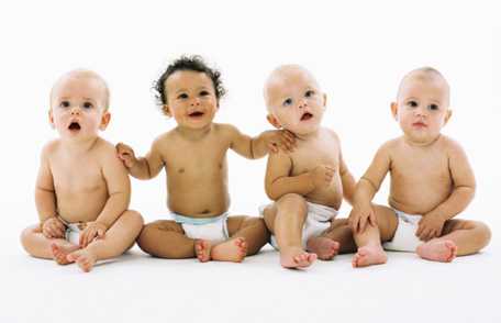 Foto de cuatro bebés sonriedno