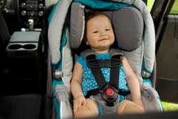 Bebé en el asiento de coche