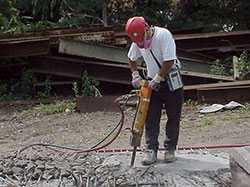 Un hombre utiliza el martillo perforador.
