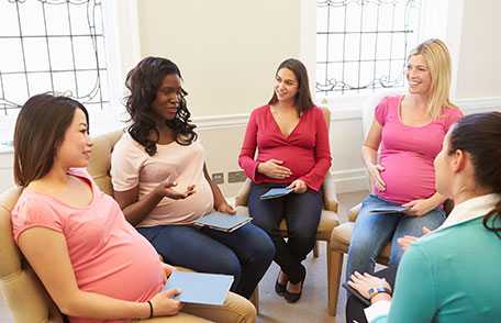 Un grupo de mujeres embarazadas hablando