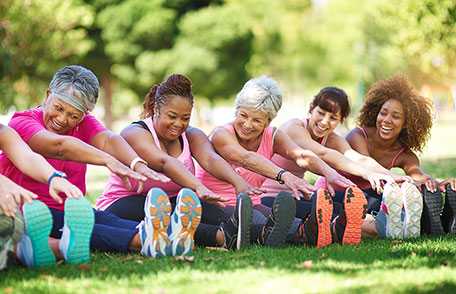 Un grupo de mujeres hacen ejercicio juntas
