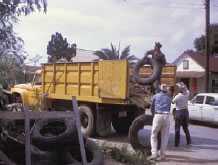 Fotografía de trabajadores mientras cargan llantas en un camión