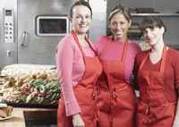 Tres mujeres en la cocina de una panadería