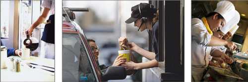 Mujer sirviendo café a un cliente en un restaurante; Empleado sonriente de un restaurante de servicio rápido entregándole una bebida a una mujer sentada en su auto desde una ventanilla; Chefs asiáticos trabajando en la cocina
