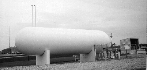Un tanque de propano de 68,137.41 litros (18,000 gal) con cercado de protección para reducir el riesgo de daño físico al sistema de tuberías exteriores.