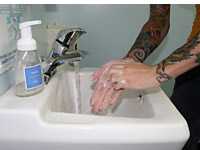 Un artista corporal se lava la manos