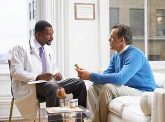 Doctor que habla con un paciente sobre su medicina