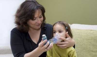 Child receiving asthma therapy