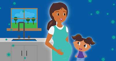 Una mujer embarazada con un niño pequeño a su lado están protegidos contra los microbios de su cocina.
