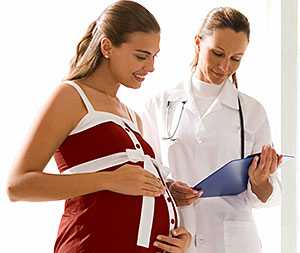 pregnant woman with doctor