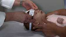 Medición de la cabeza de un bebé