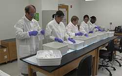 Científicos de los CDC preparando los kits de la prueba RT-PCR en tiempo real de Trioplex para su envío